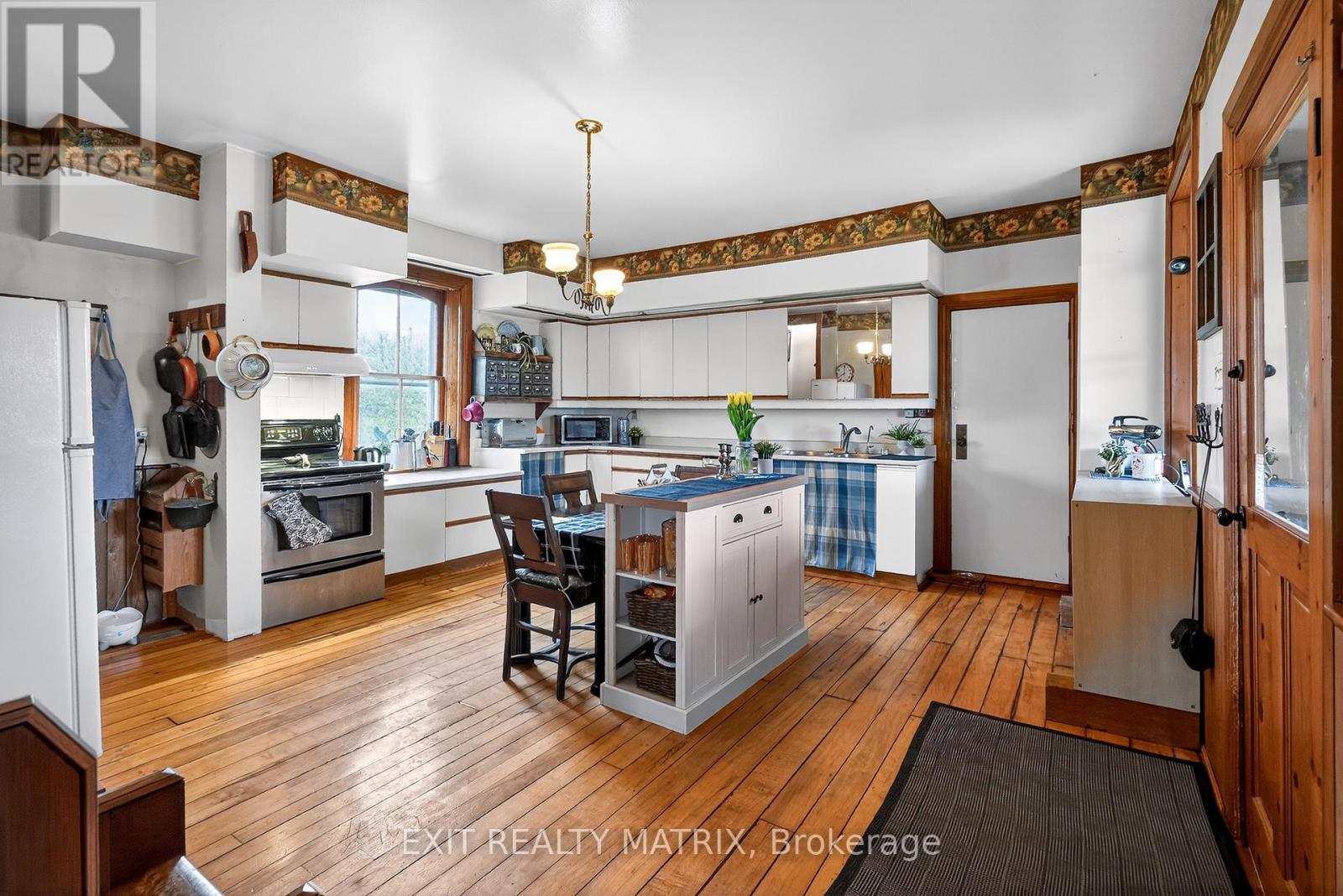 Large kitchen w/ pastry counter