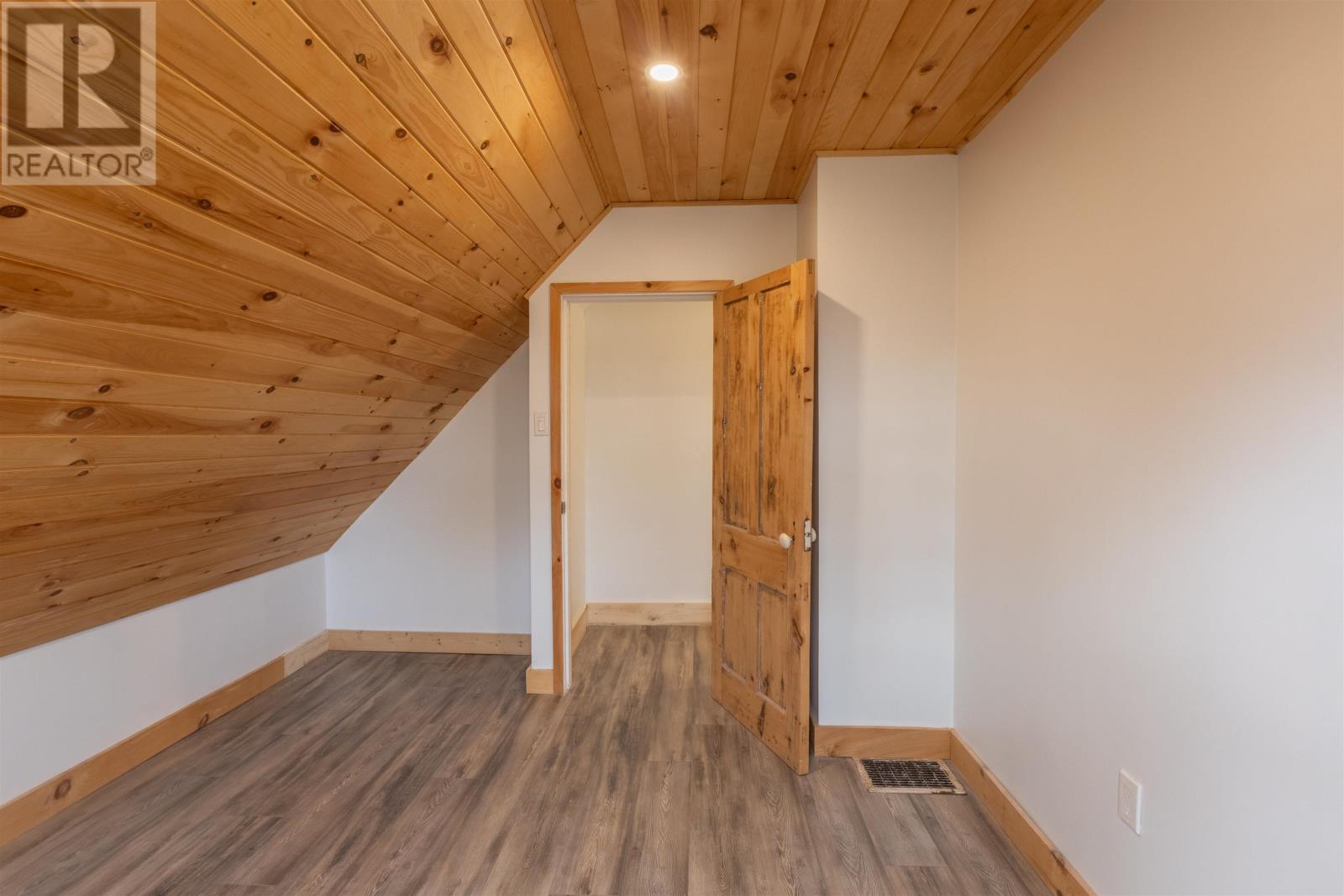 842 Strathcona Road - 26