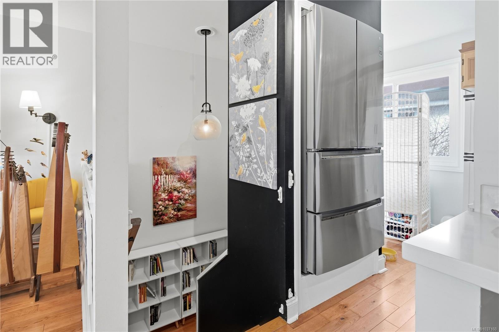 #4 210 Douglas St - 10