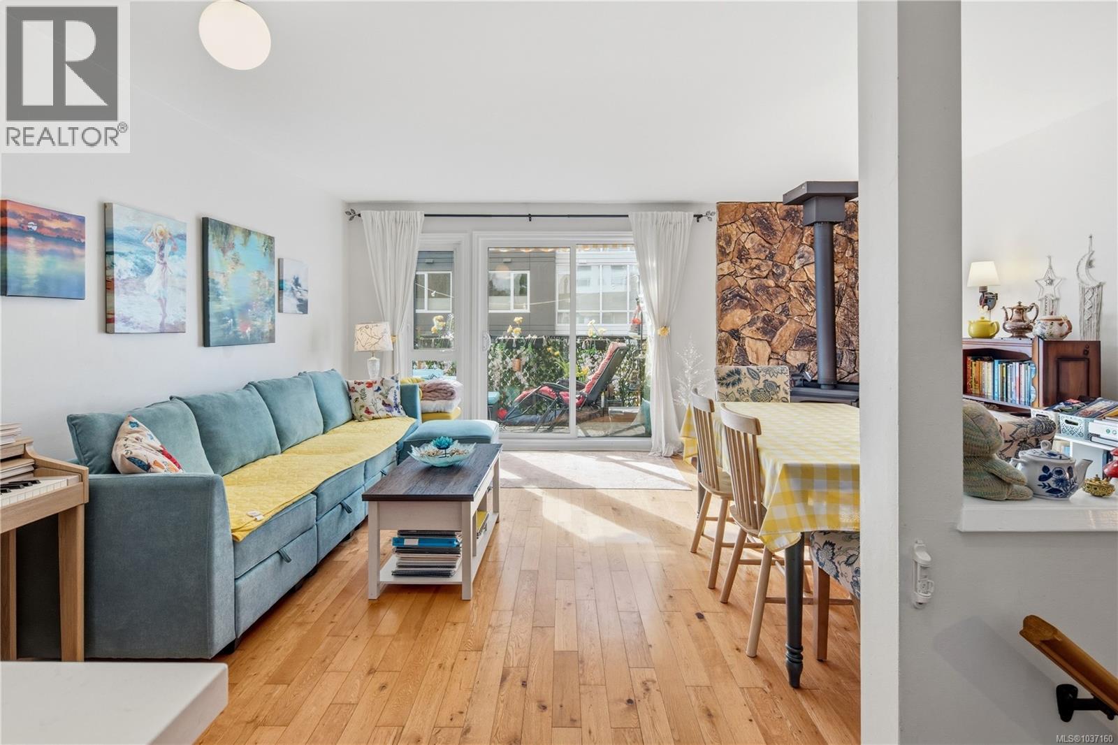 #4 210 Douglas St - 16