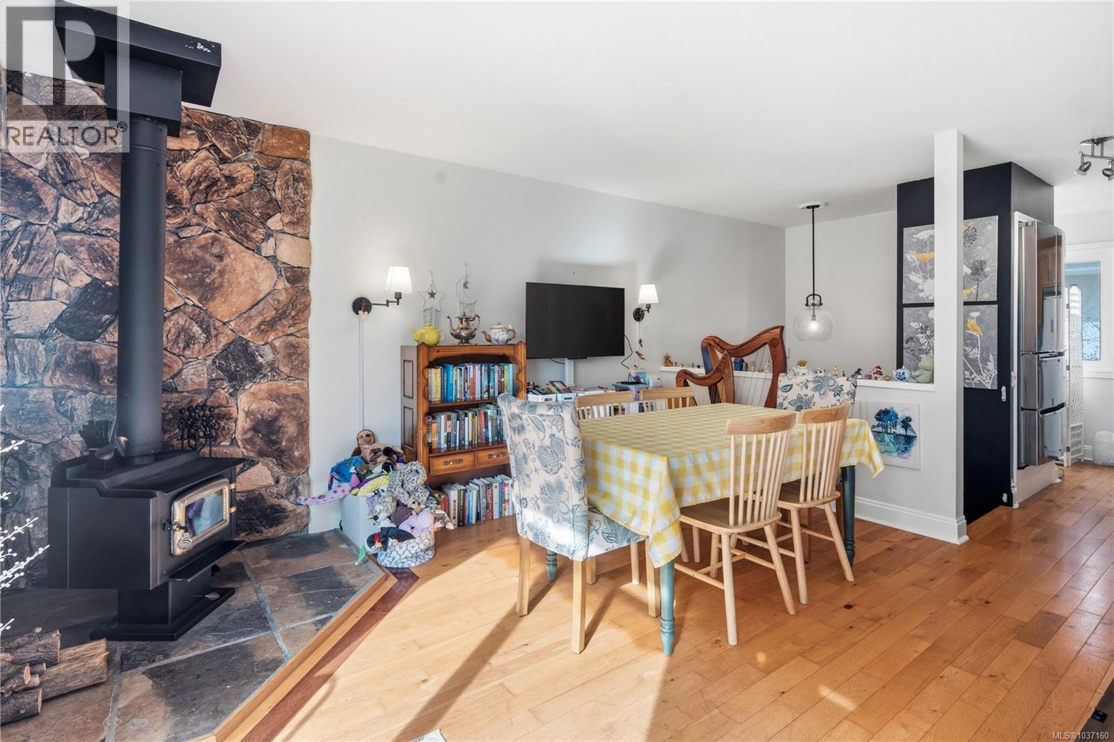 #4 210 Douglas St - 21