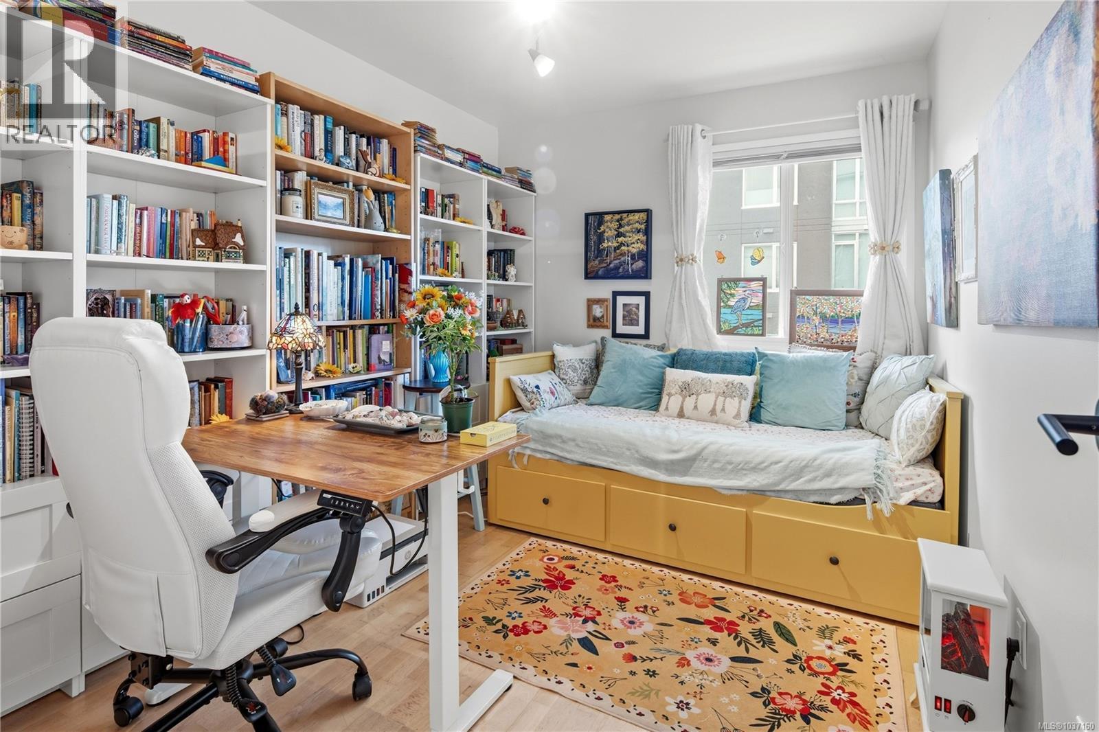 #4 210 Douglas St - 23