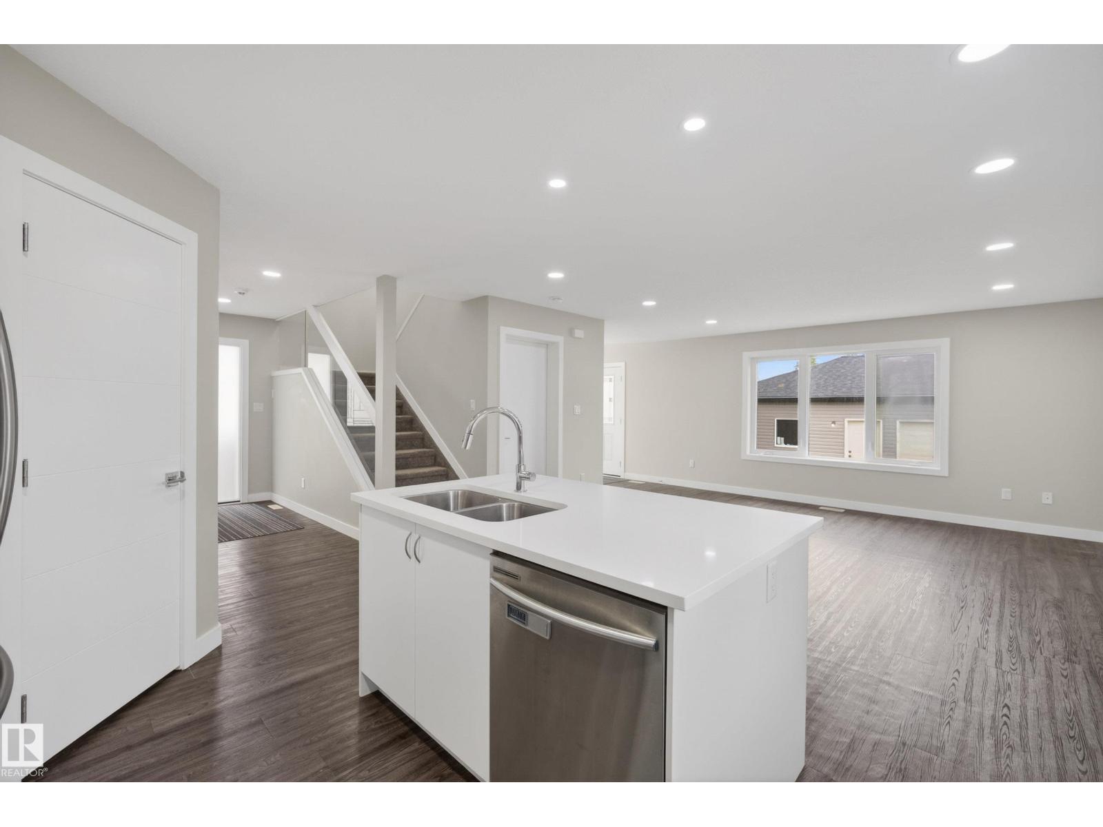 14921 90 AV NW - 20