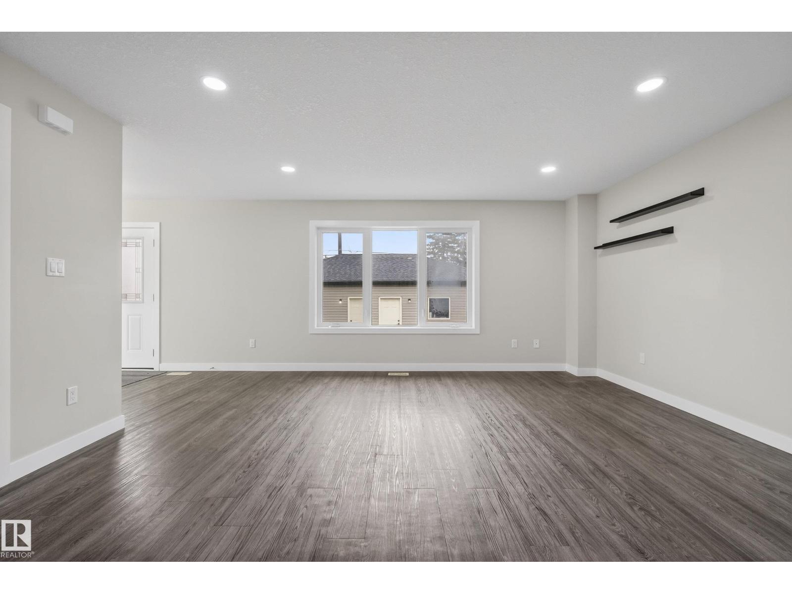 14921 90 AV NW - 24