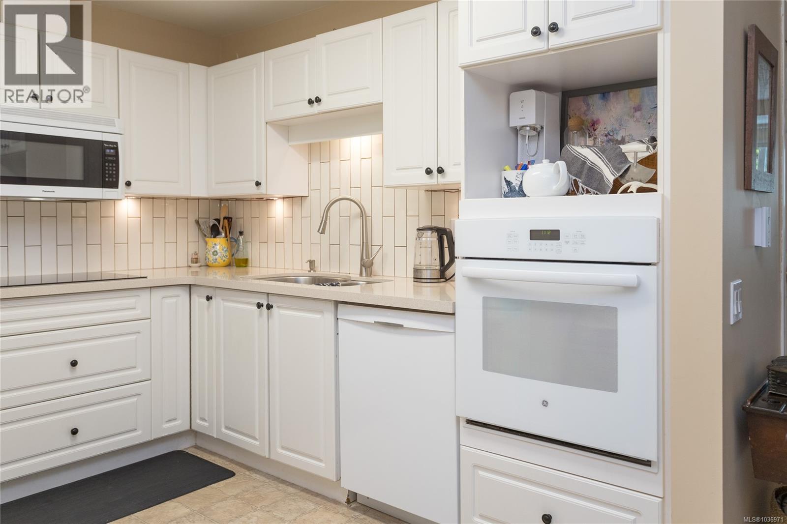 313 1521 Church Avenue, Saanich