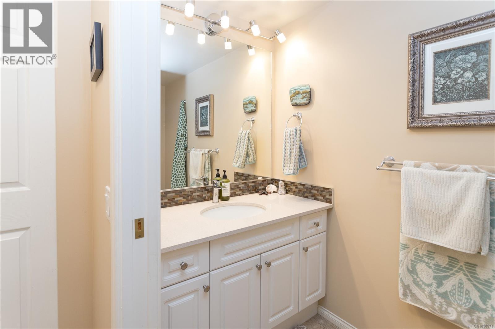 313 1521 Church Avenue, Saanich