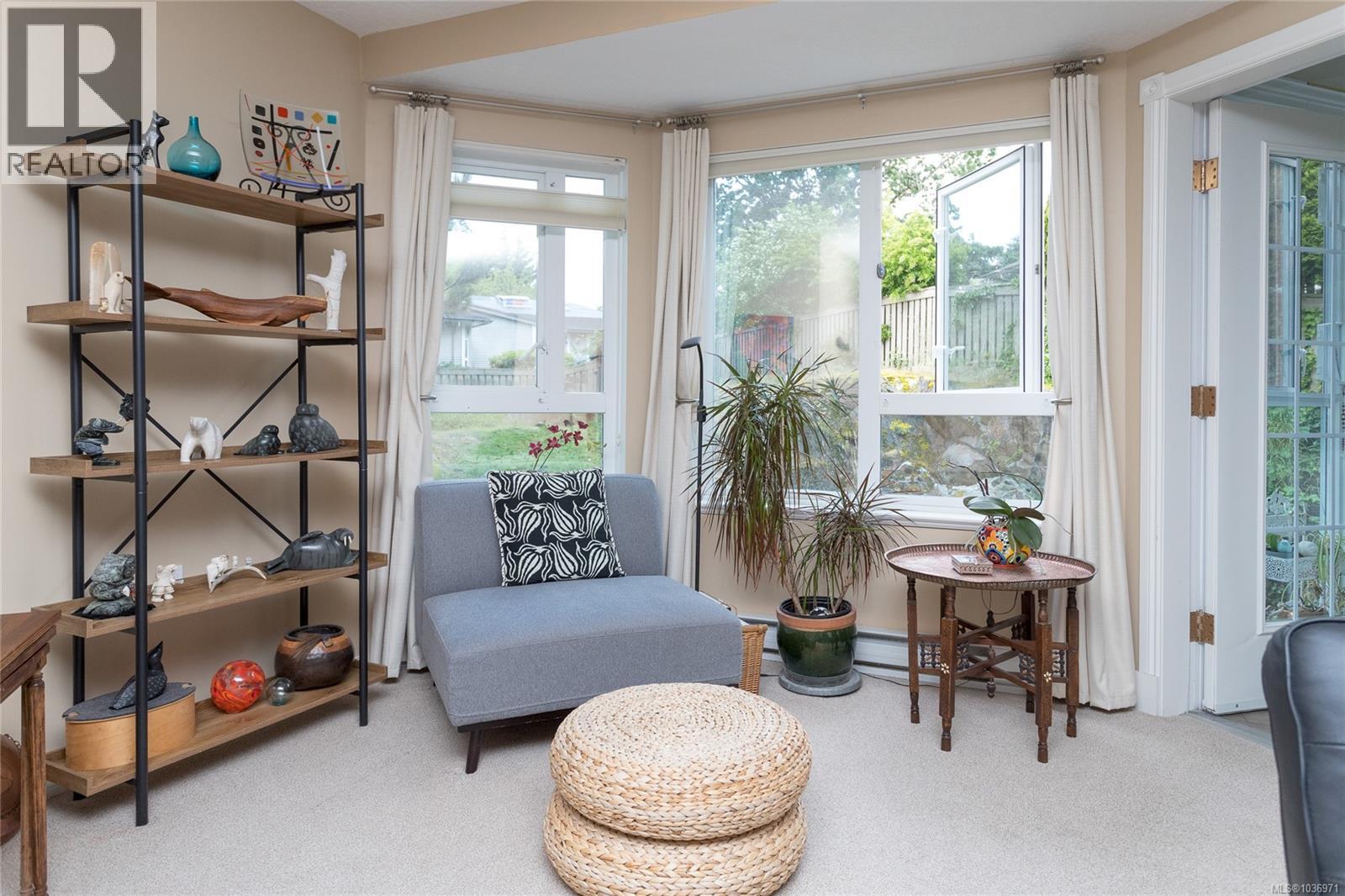 313 1521 Church Avenue, Saanich