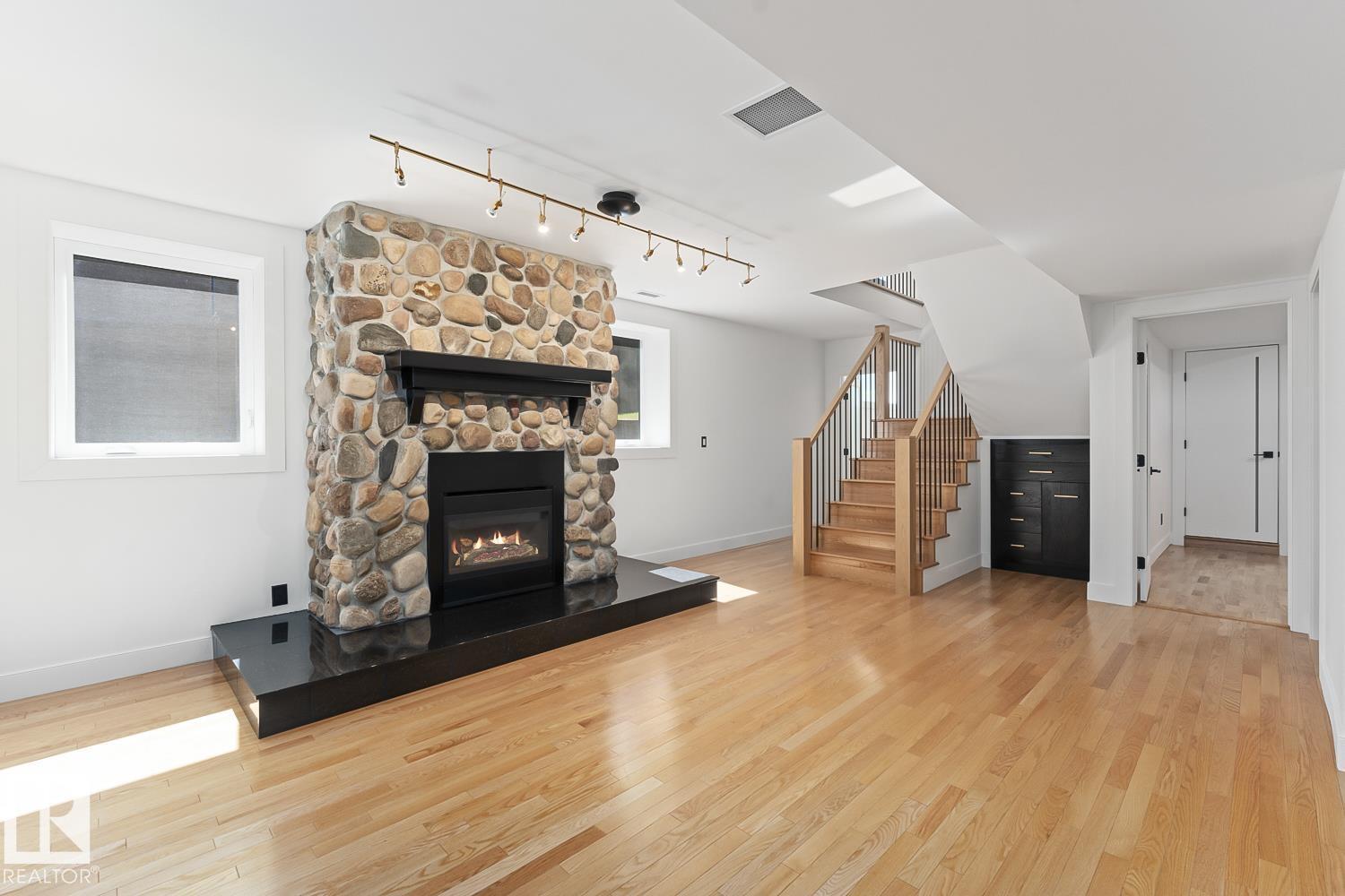 305 LAKESHORE DR — photo 32
