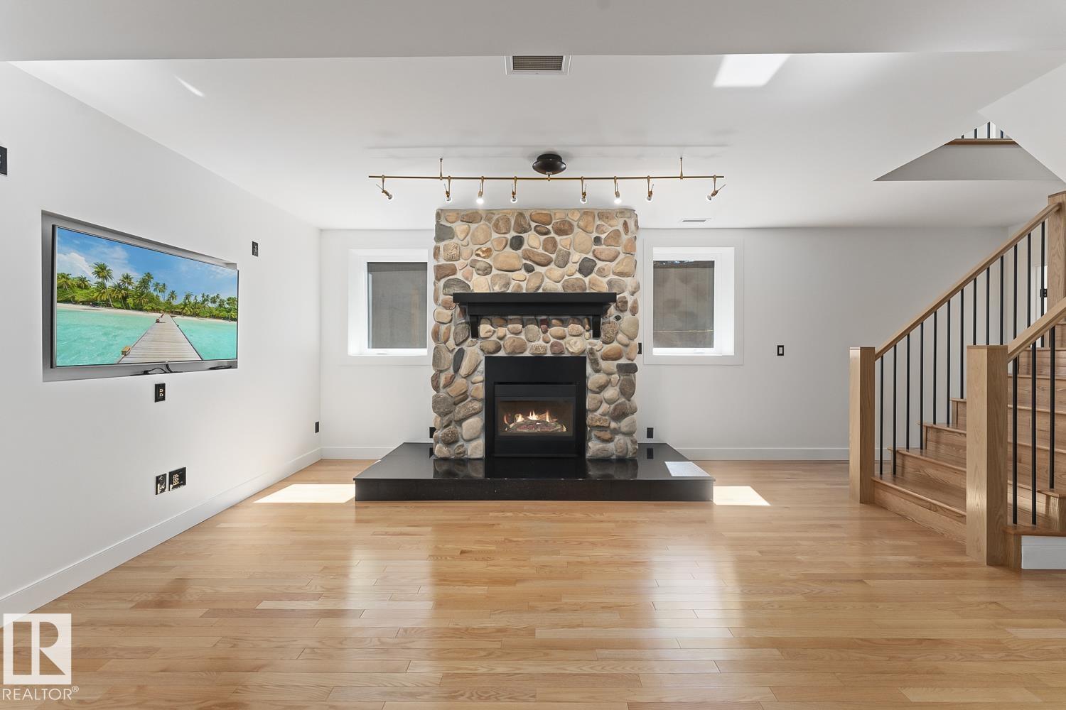 305 LAKESHORE DR - 33