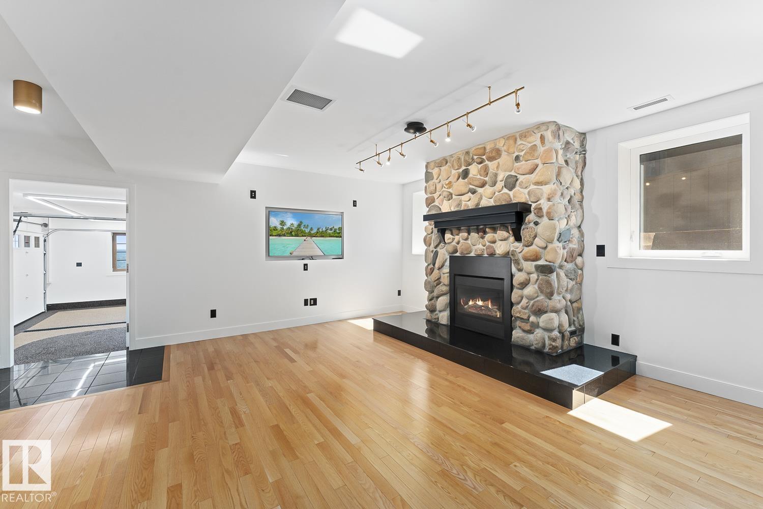 305 LAKESHORE DR - 34