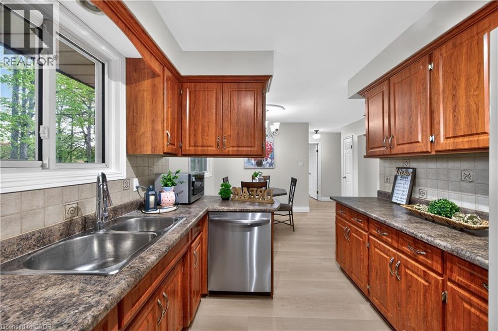 217 PINEGROVE Crescent - 13