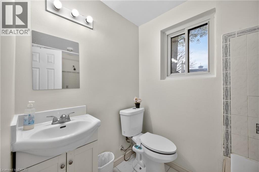 217 PINEGROVE Crescent - 32