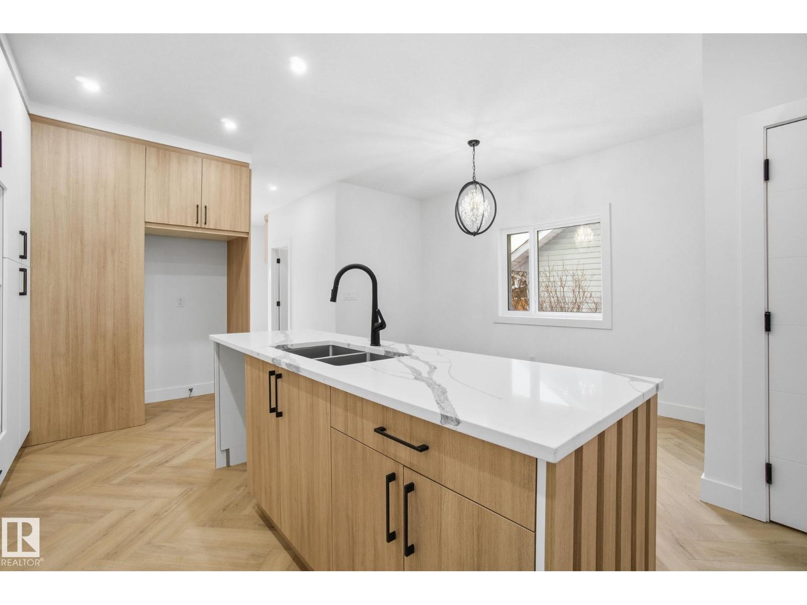 10919 79 AV NW - 19