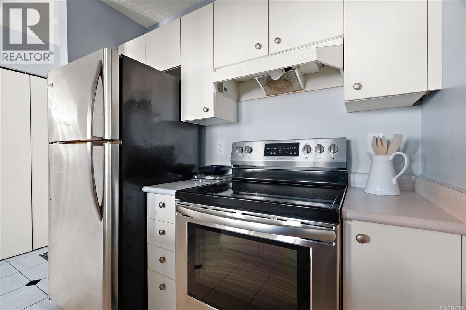 #1009 835 View St - 4