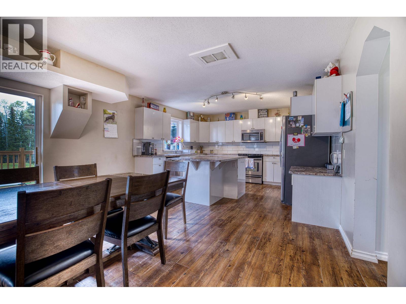 6341 WOLFE ROAD, 100 Mile House