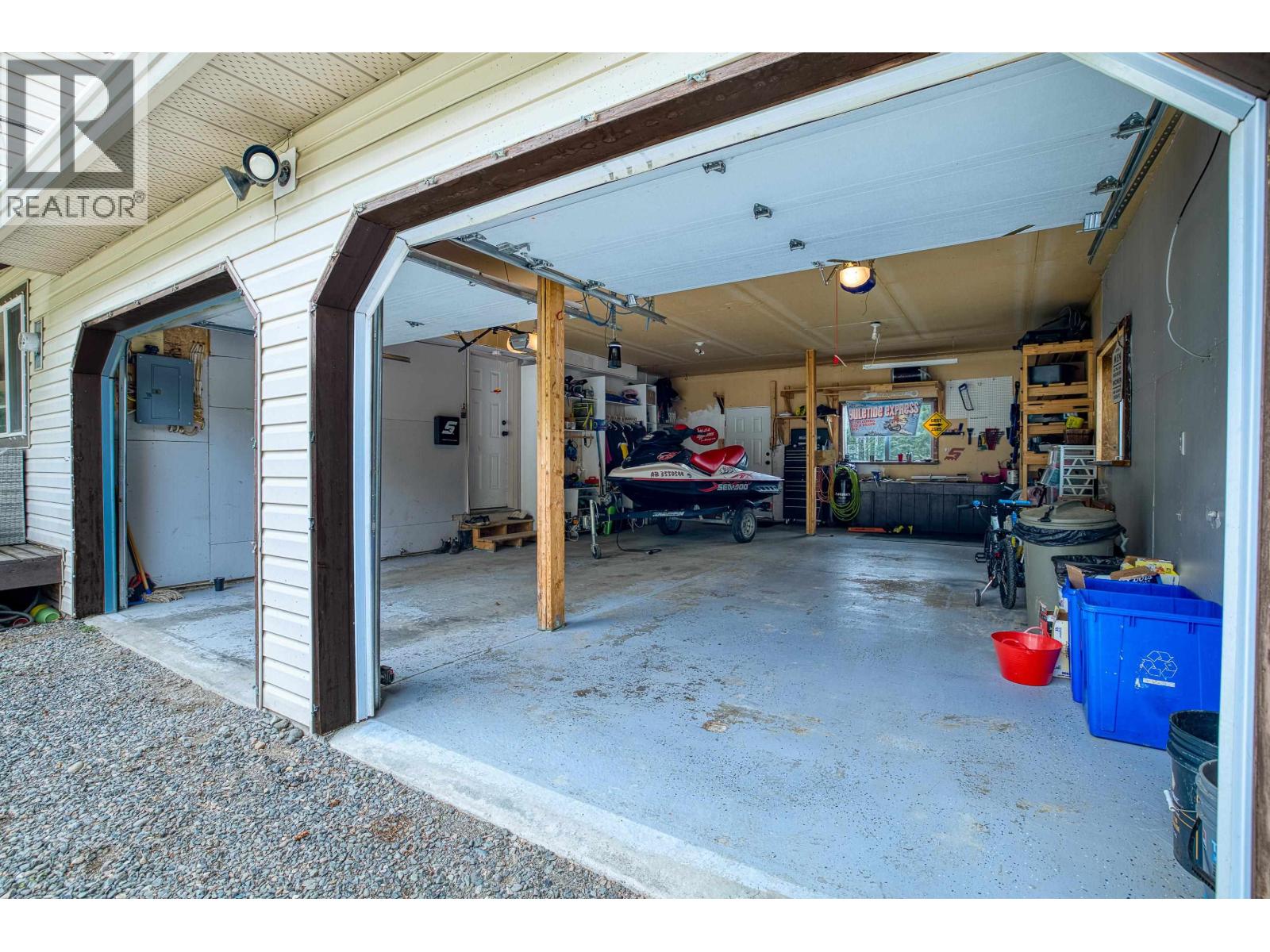 6341 WOLFE ROAD, 100 Mile House