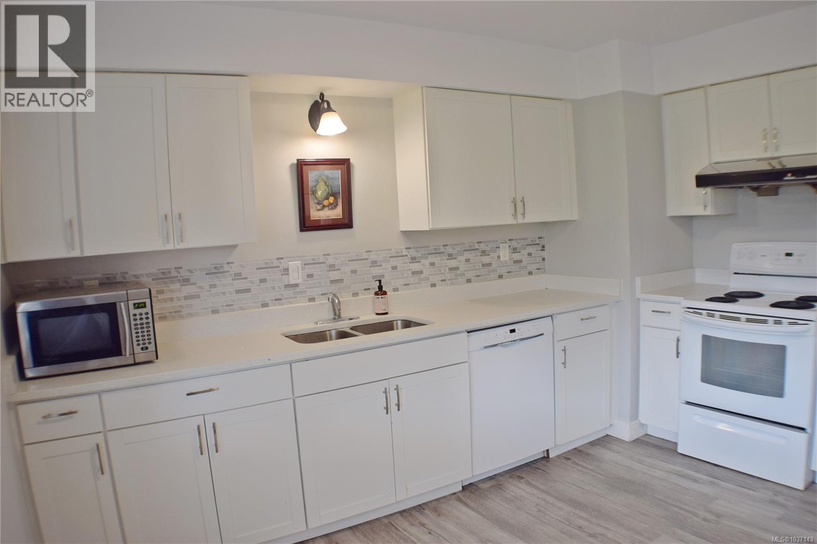  1825 Fairhurst Avenue, Saanich