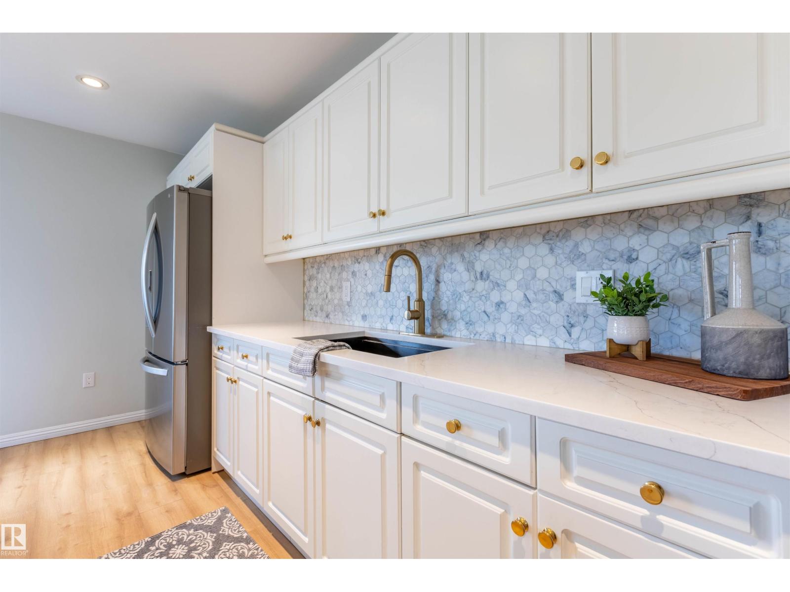 #303 20 GRANGE DR - 4