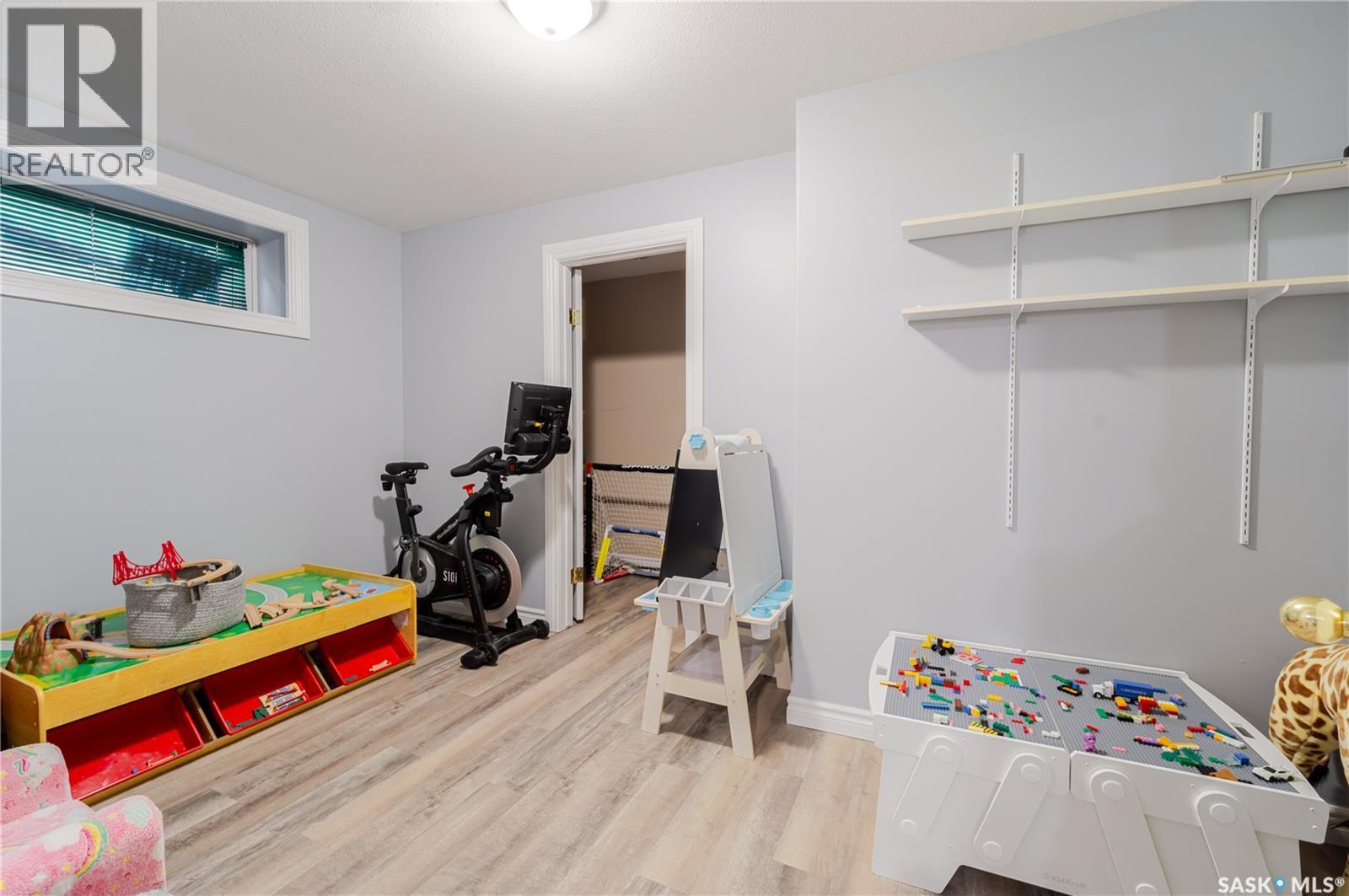1054 Monk AVENUE - 33