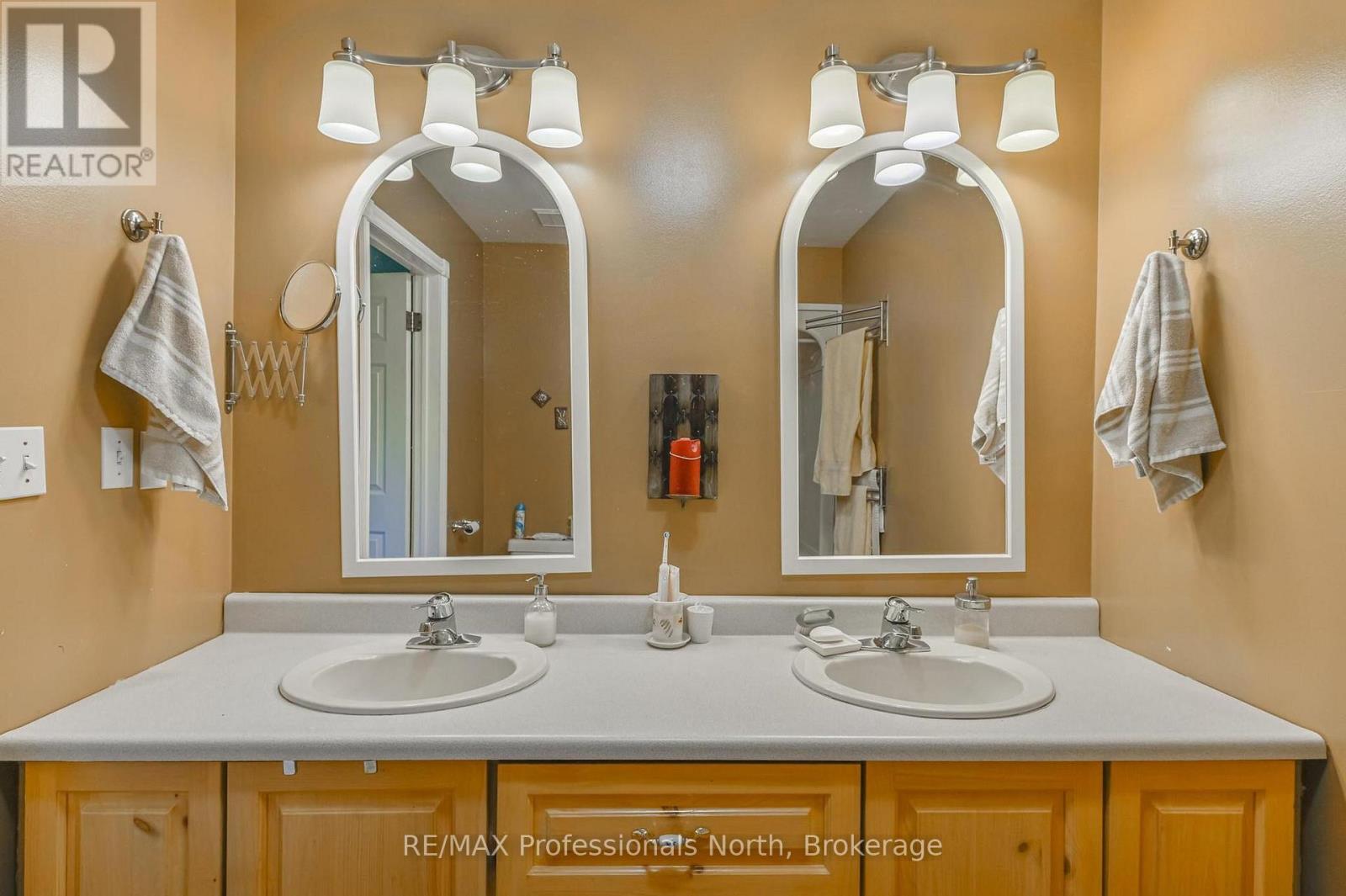 1392 TENNYSON ROAD - 37