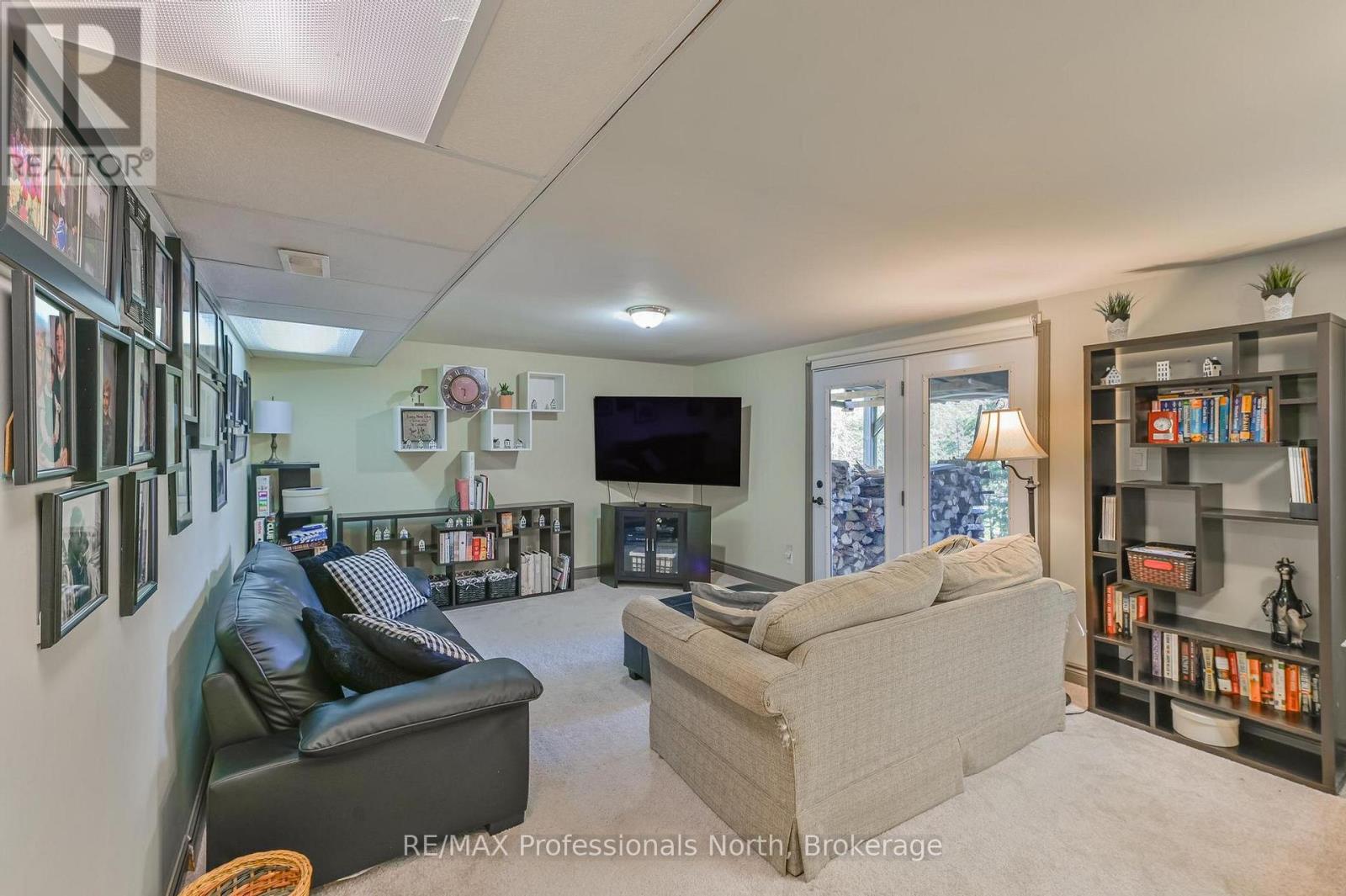 1392 TENNYSON ROAD - 44