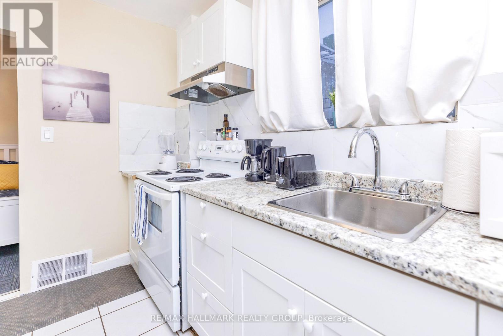 1 Bath House for Rent in Ottawa – 4 – 456 BRONSON AVENUE, Ottawa – MLS# X13138982 - Image 9
