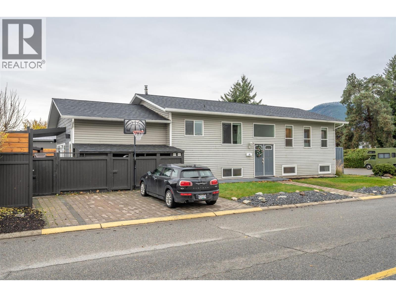 98 Dauphin Avenue, Penticton