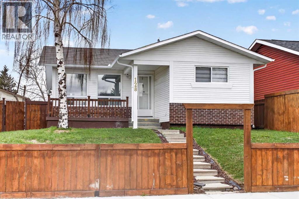 128 Castledale Crescent NE - Image 2