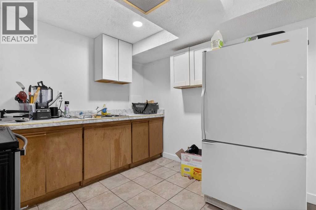 128 Castledale Crescent NE - 30