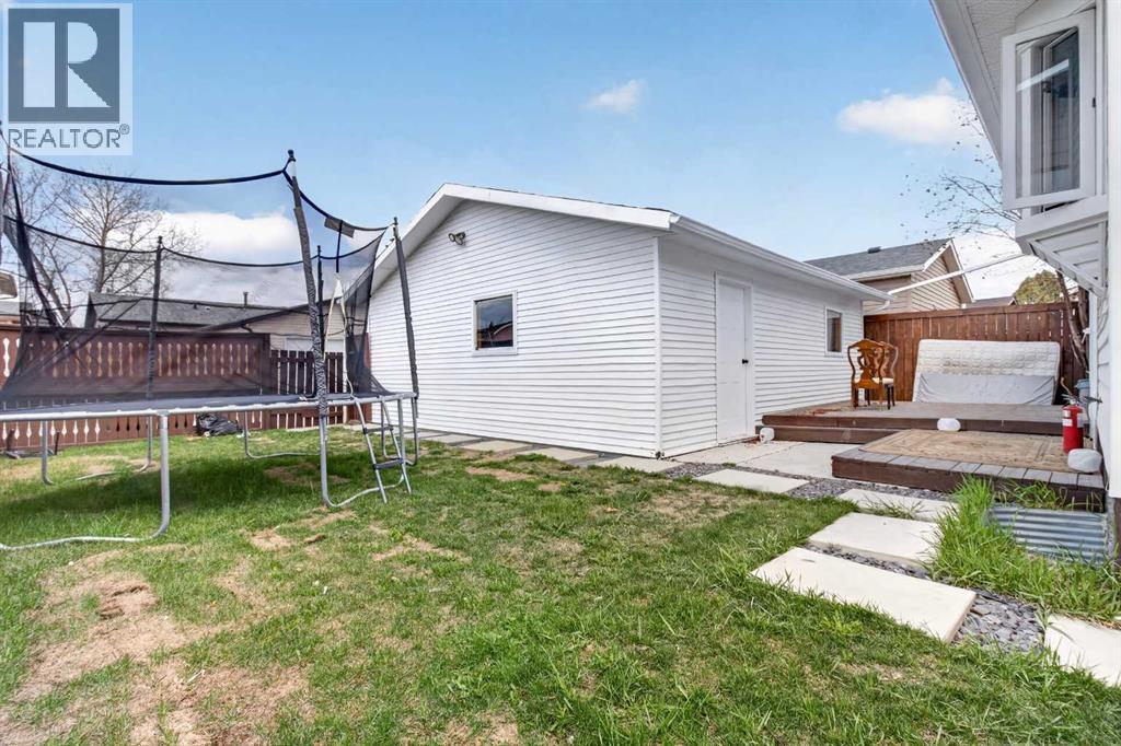 128 Castledale Crescent NE - 33