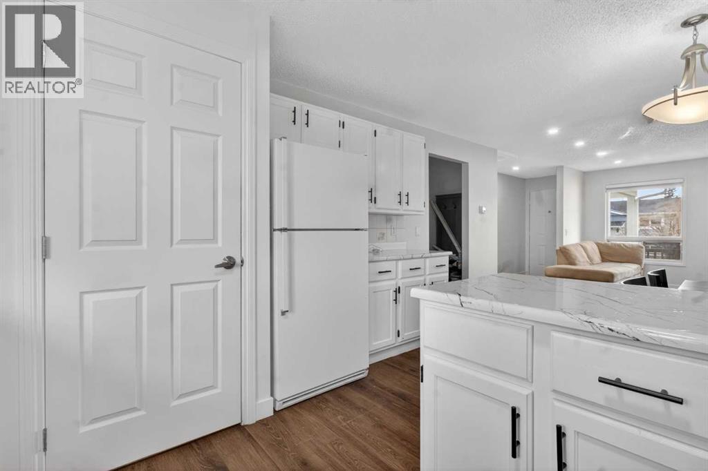 128 Castledale Crescent NE - 22