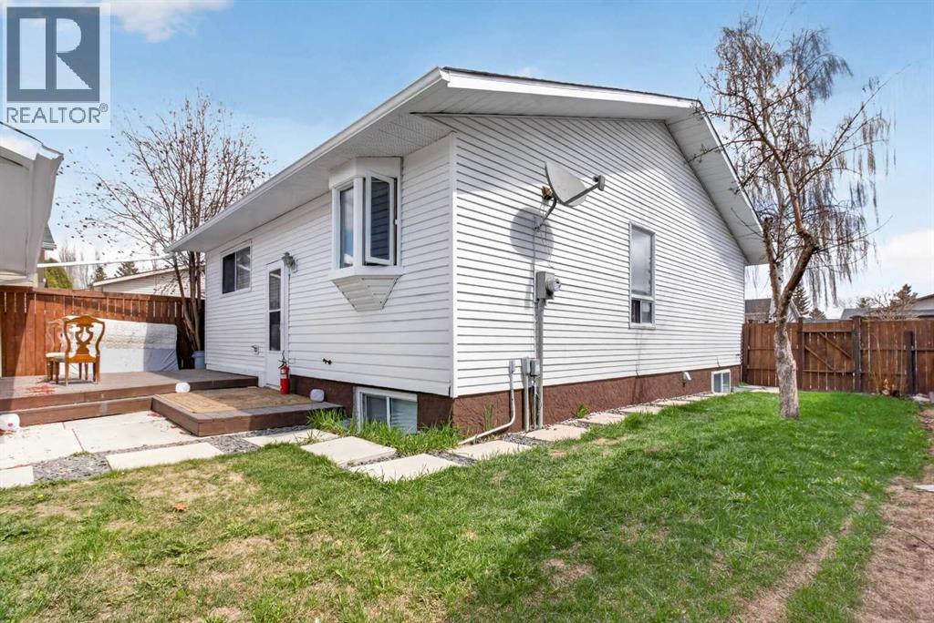 128 Castledale Crescent NE - 35