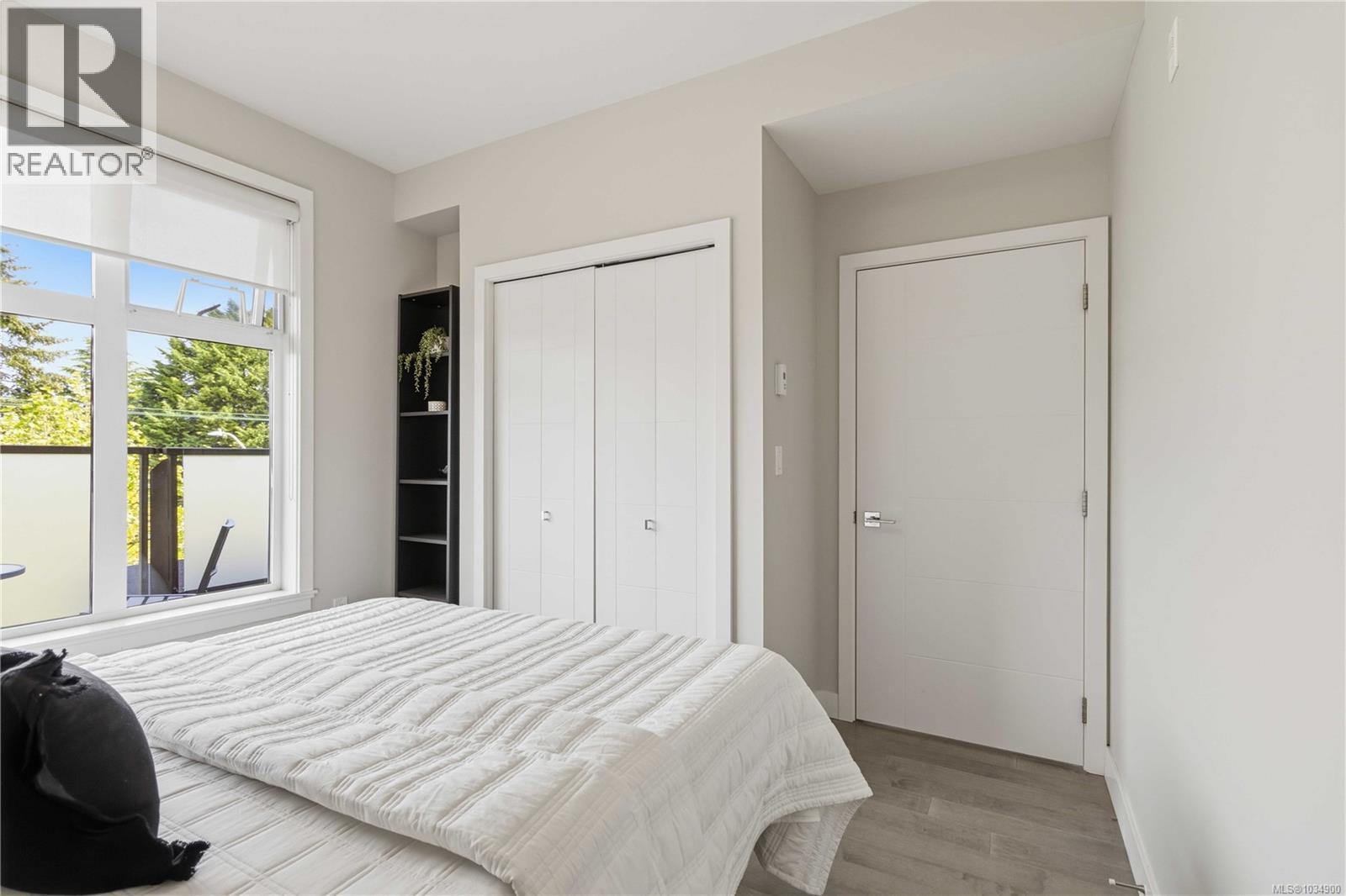 301 4000 Shelbourne Street, Saanich