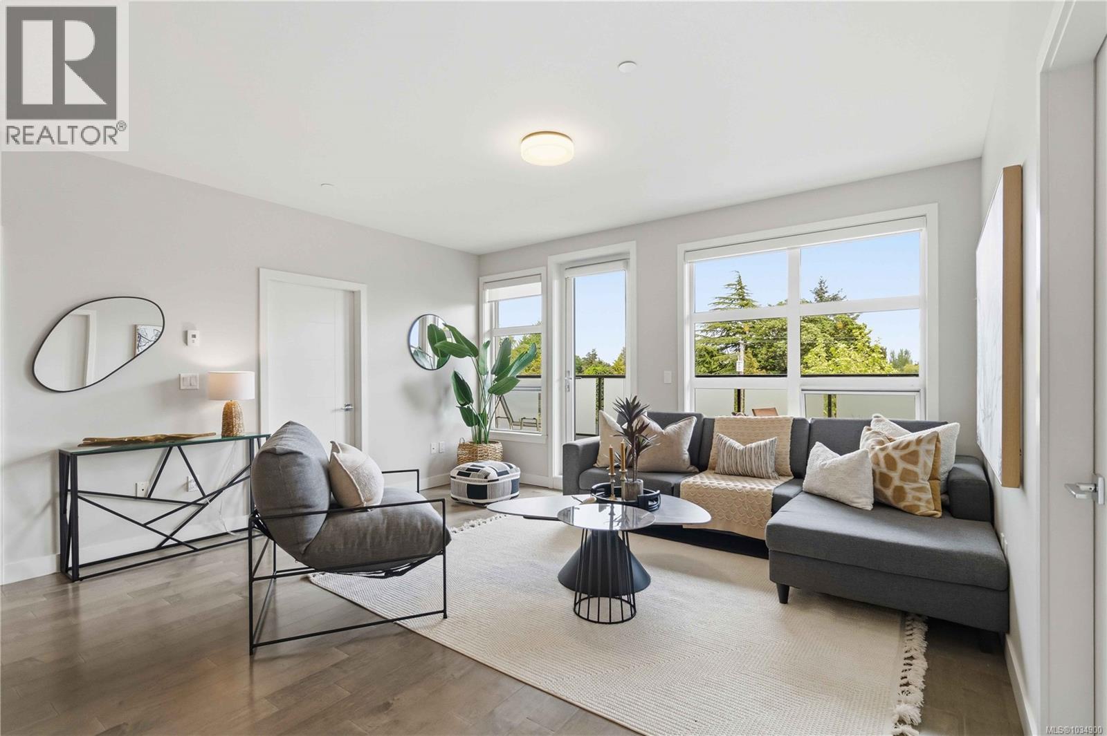 301 4000 Shelbourne Street, Saanich