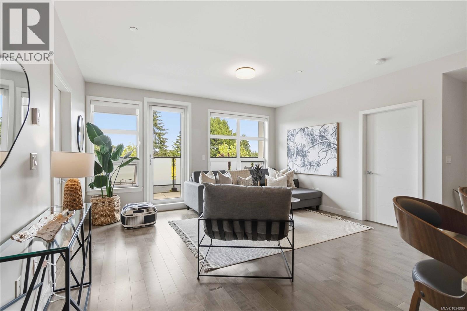301 4000 Shelbourne Street, Saanich
