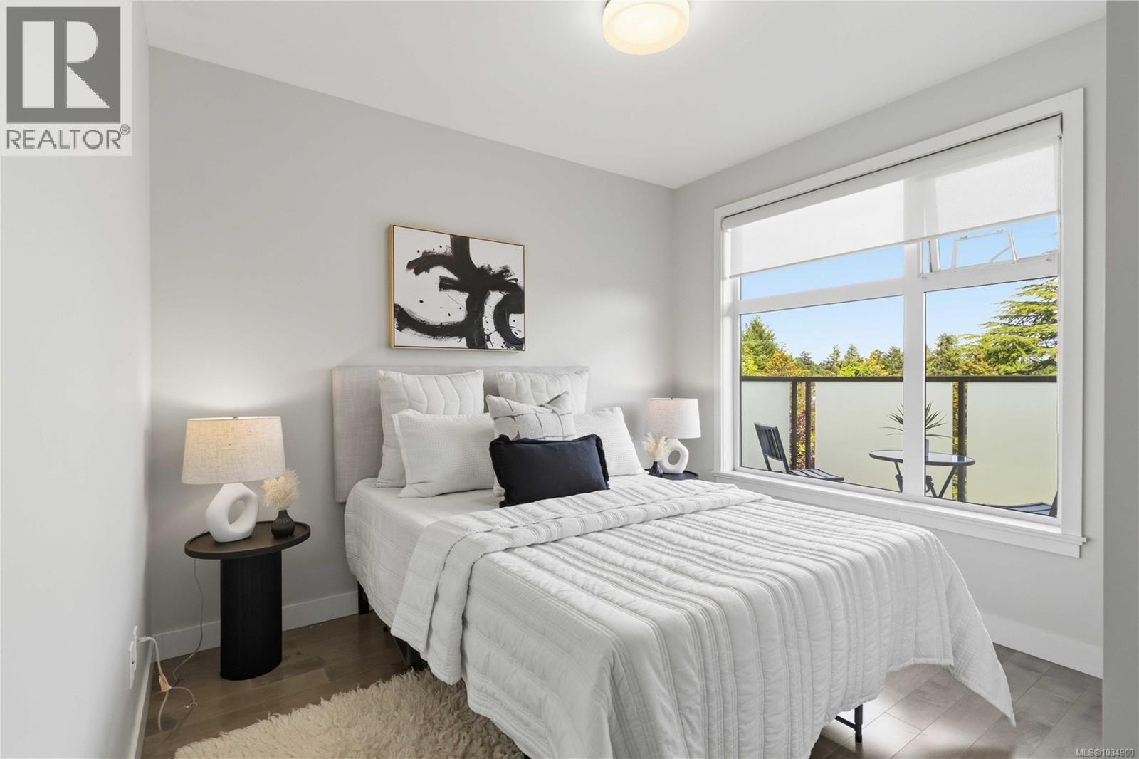 301 4000 Shelbourne Street, Saanich