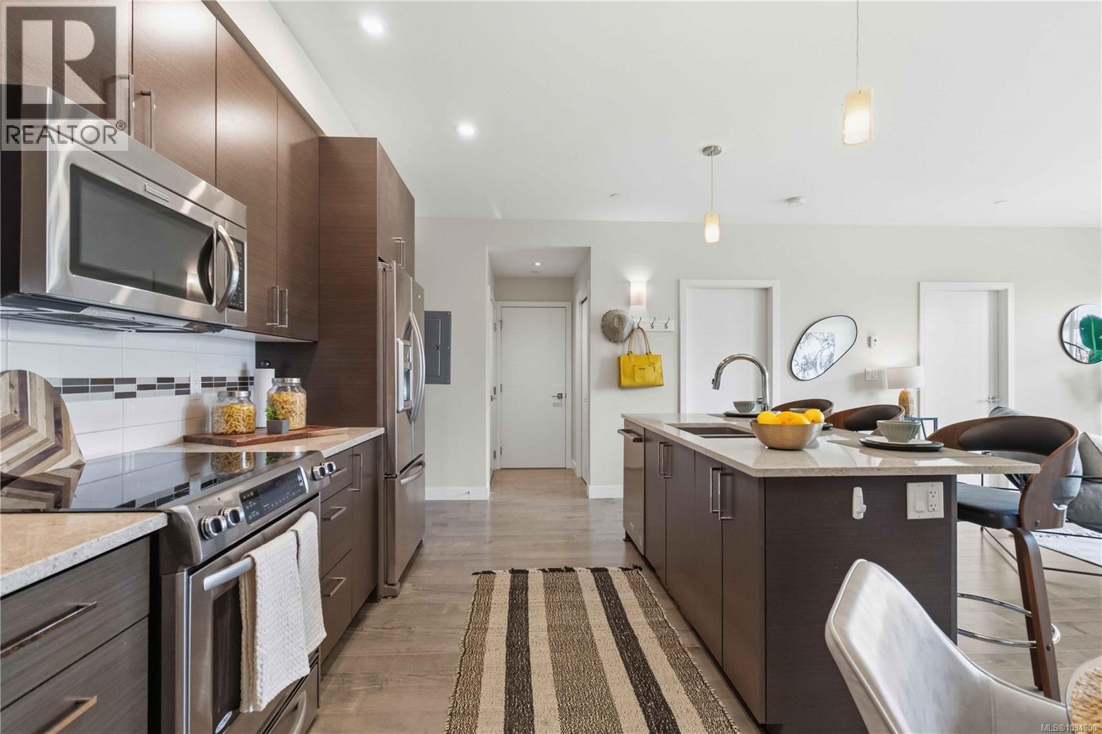 301 4000 Shelbourne Street, Saanich
