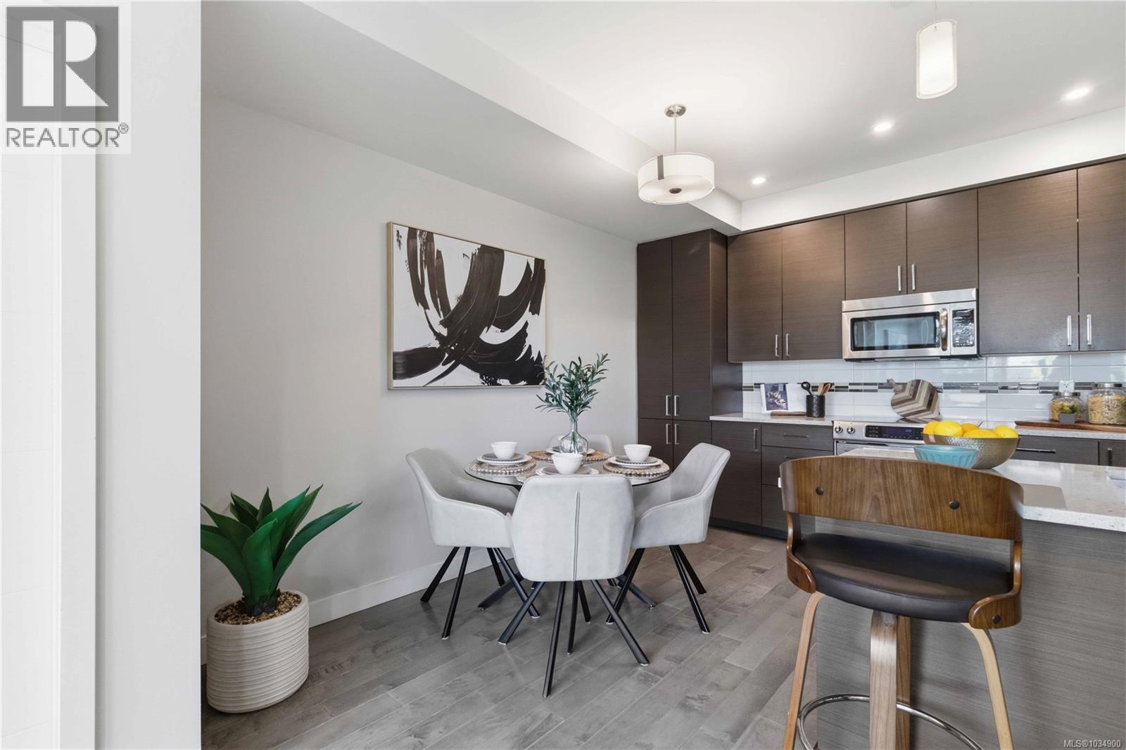 301 4000 Shelbourne Street, Saanich