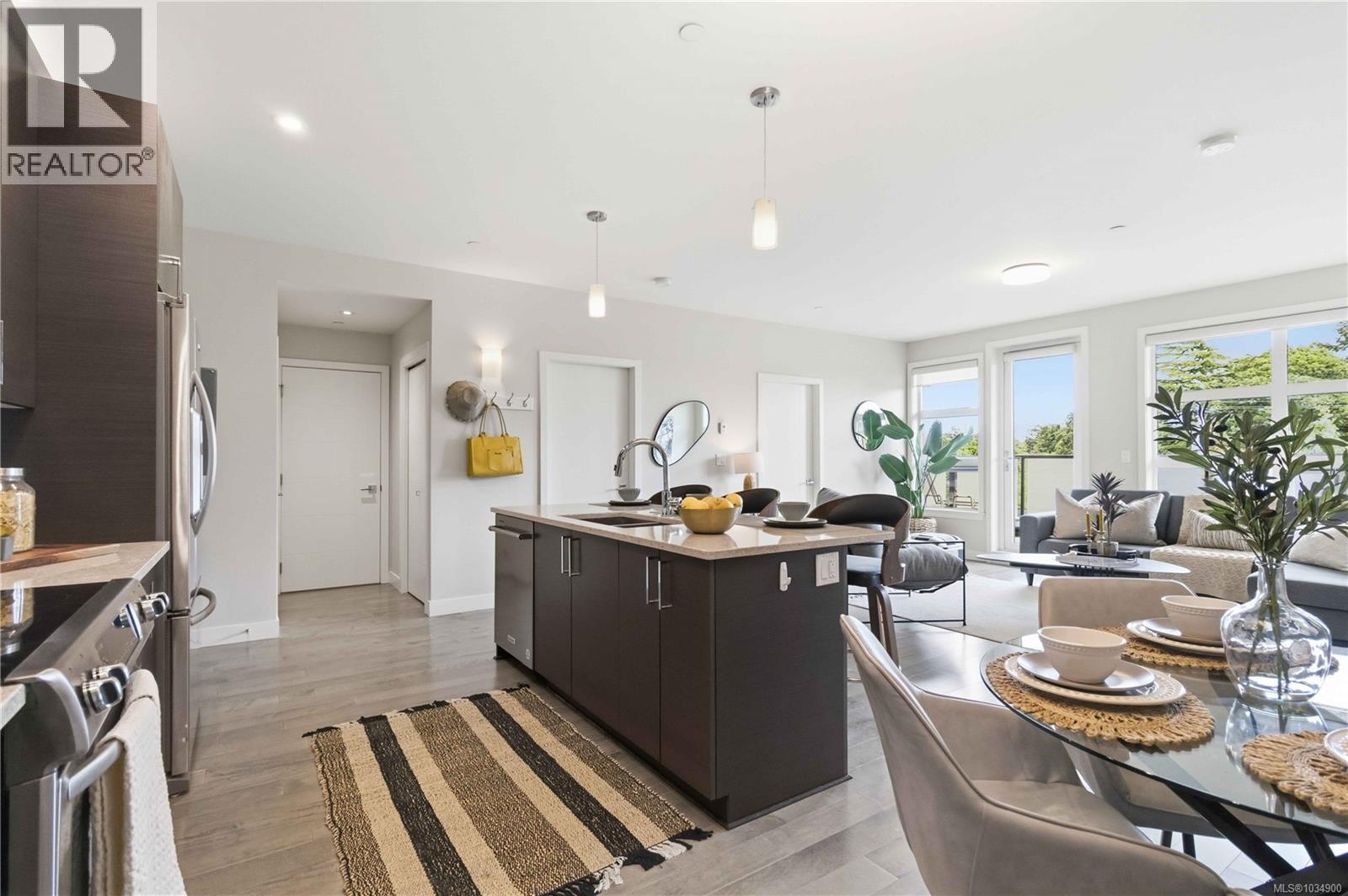 301 4000 Shelbourne Street, Saanich