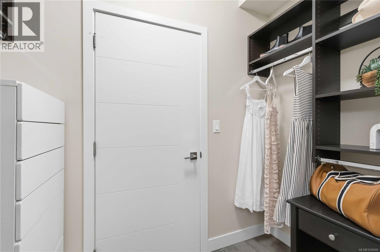 301 4000 Shelbourne Street, Saanich