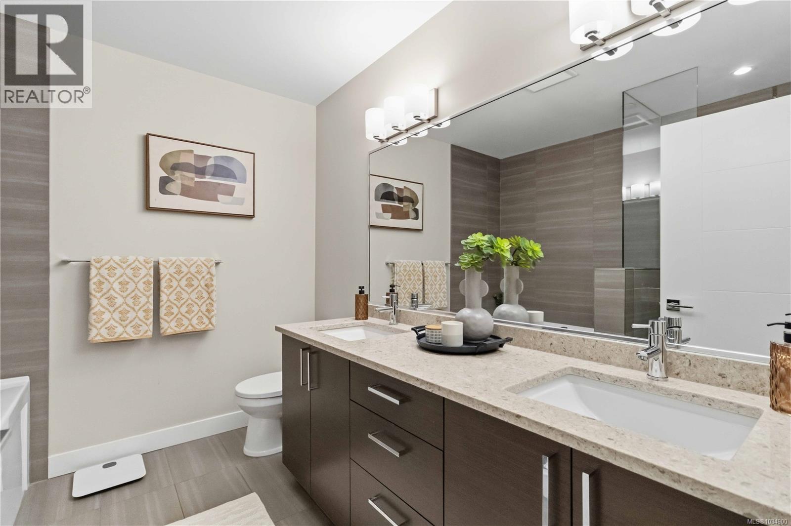301 4000 Shelbourne Street, Saanich