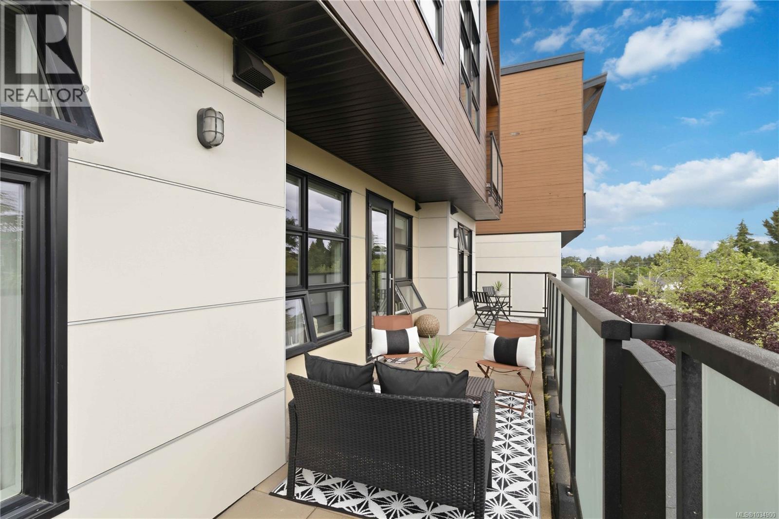301 4000 Shelbourne Street, Saanich