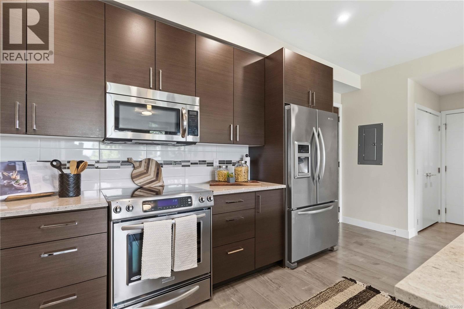 301 4000 Shelbourne Street, Saanich