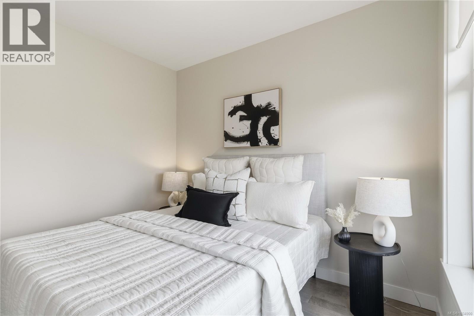 301 4000 Shelbourne Street, Saanich