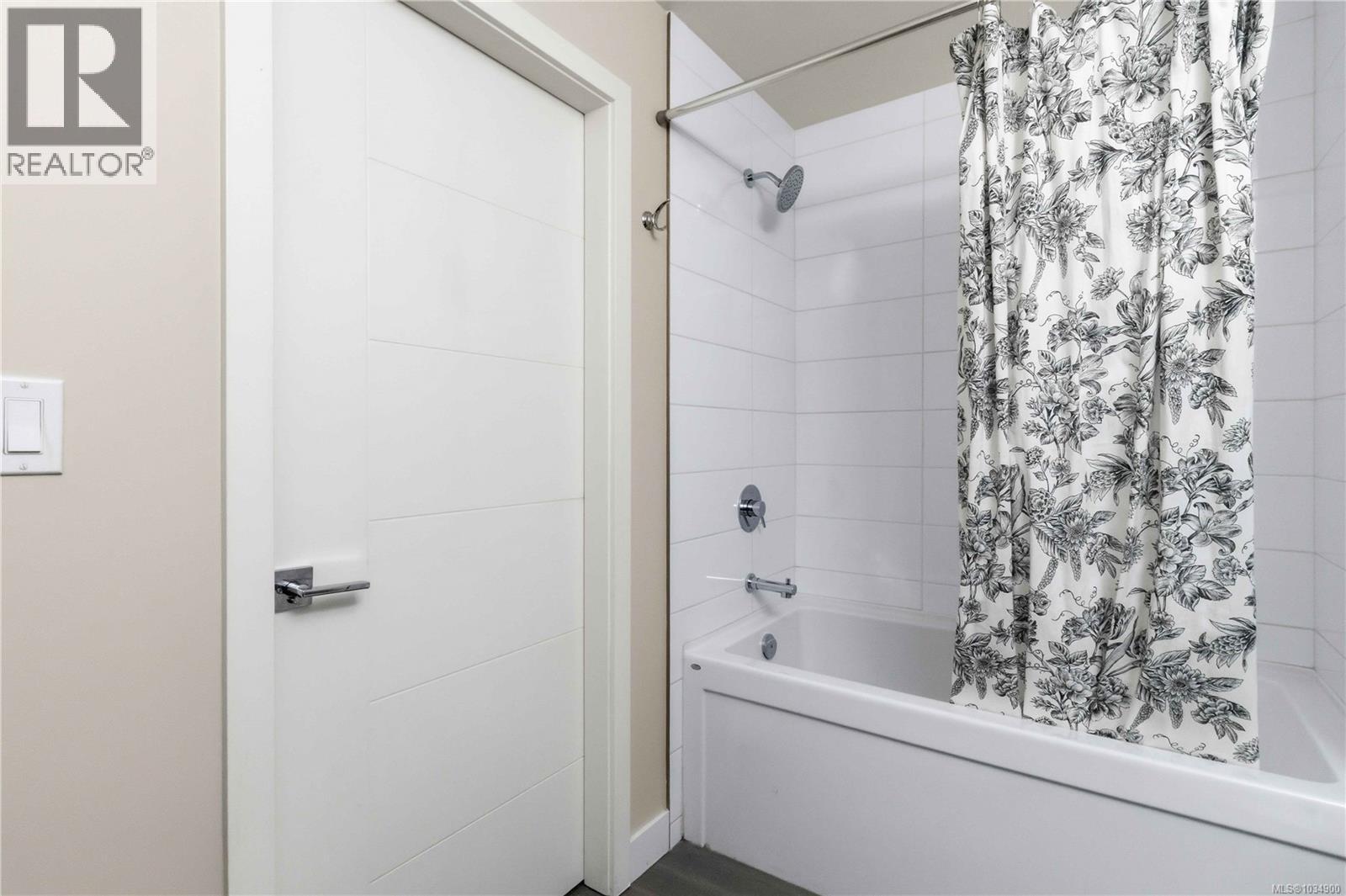 301 4000 Shelbourne Street, Saanich