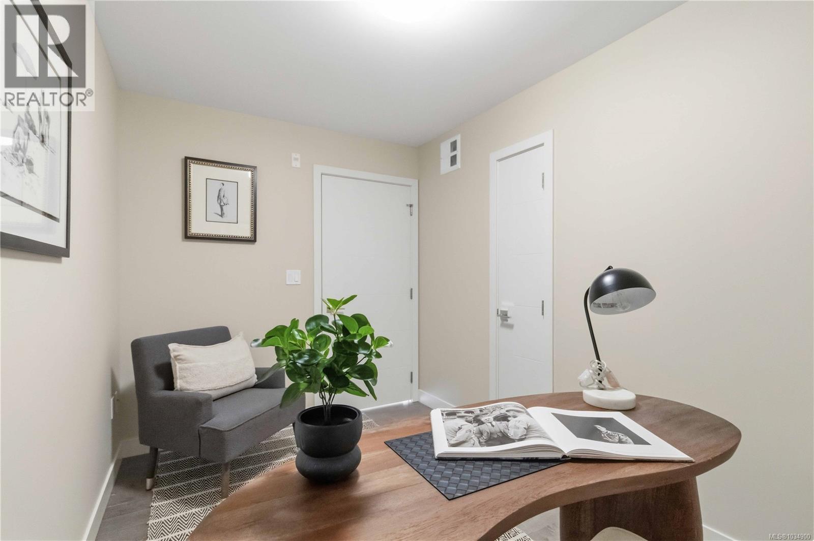 301 4000 Shelbourne Street, Saanich