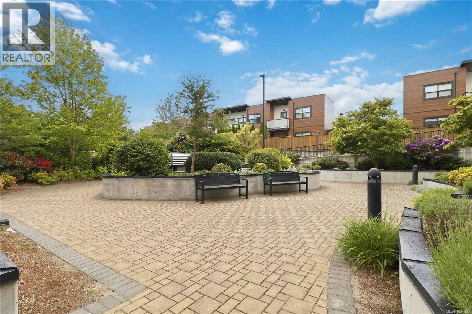 301 4000 Shelbourne Street, Saanich