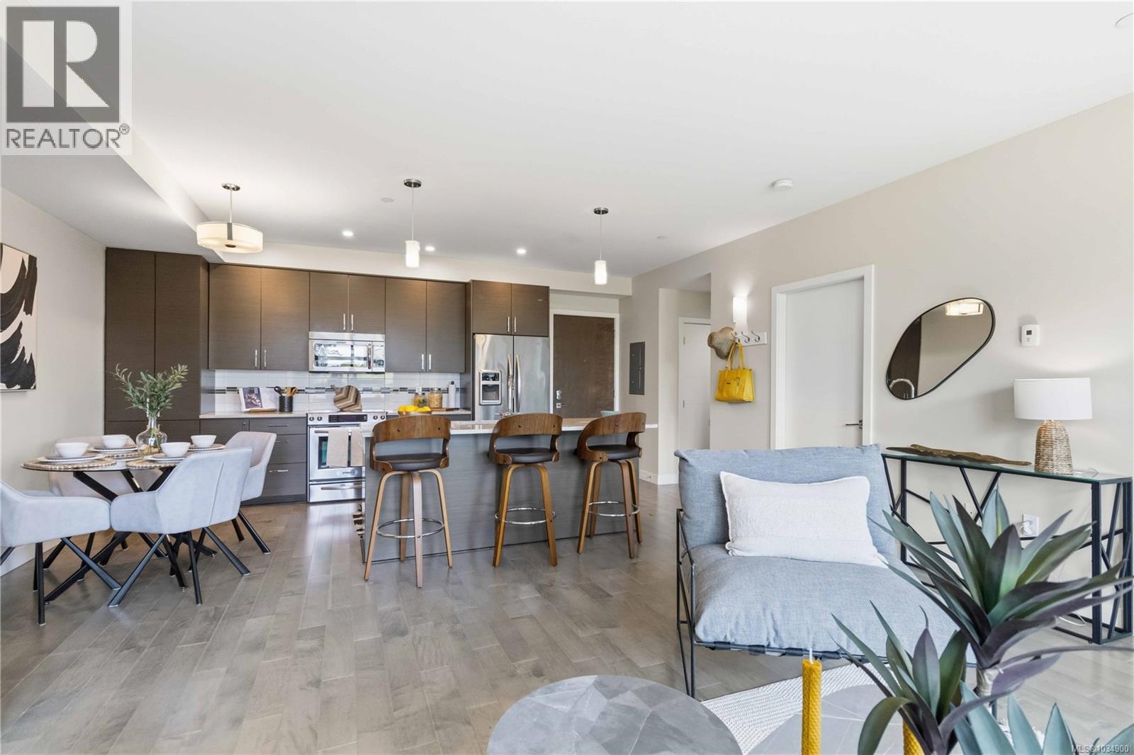 301 4000 Shelbourne Street, Saanich