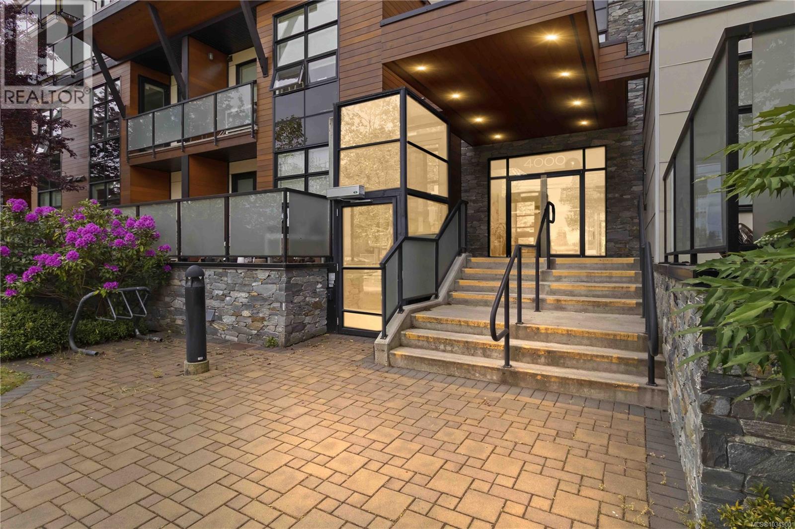 301 4000 Shelbourne Street, Saanich