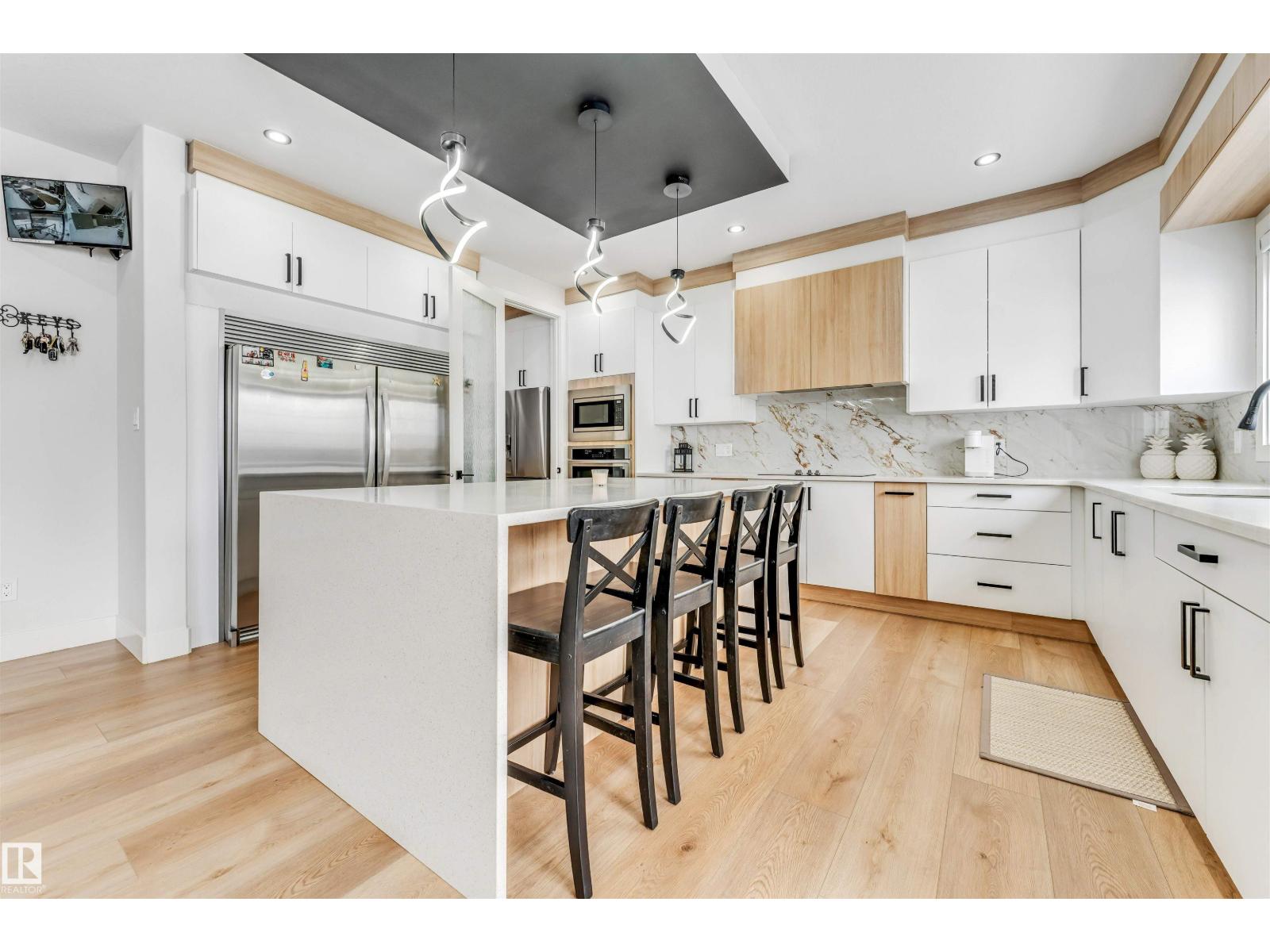 304 33 AV NW - 5